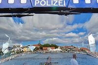 Spiegelung im Frontfenster eines Wasserwerfers der Bundespolizei. Neustadt / Holstein 16.07.2022