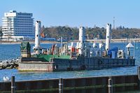 Bagger-Ponton KRAKE von der DDW (Deutsch-Dänische Wasserbau GmbH) im Hafen von Niendorf Ostsee 11.03.2023