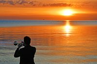Trompeter am Strand von Niendorf / Ostsee (21.8.2022, Sunrise Feeling)