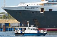 Polizeiboot WARDER am 07.08.2018 in Travemünde vor dem Kreuzfahrtschiff QUEEN ELIZABETH