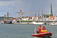 Boot von der DLRG am 26.07.2023 in Lübeck-Travemünde