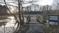 Brücke über die Schwartau bei Groß Parin. 23.02.2022. Die Schwartau führt Hochwasser