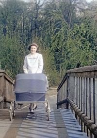 Bei der Brücke am Kurparksee Bad Schwartau im Jahr 1964 - Elke Krellenberg mit Kinderwagen