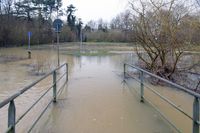 Die Schwartau führt Hochwasser. Bereich beim Kurpark Bad Schwartau 22.02.2022