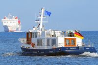 TARMO II fährt am Nachmittag des 08.01.2022 von Lübeck-Travemünde aus auf die Ostsee, um die sterblichen Überreste eines Menschen dem Baltischen Meer zu übergeben. Im Hintergrund ist die in Richtung Travemünde fahrende URD (Stena-Line) zu sehen