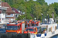 Feuerwehr-Fahrzeuge an Bord der Priwall-Fähre TRAVEMÜNDE in Lübeck-Travemünde 08.07.2023