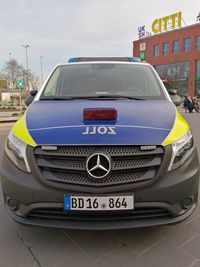 Zoll-Einsatzfahrzeug in der neuen blauen Farbgebung - Lübeck 08.02.2020