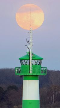 Mondaufgang am 16.04.2022 - Nordermole Lübeck-Travemünde
