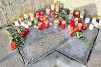 Kerzen zum Gedenken an einen Verstorbenen (Marco Pape) - Nordermole Travemünde 08.01.2023