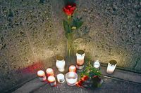 Kerzen zum Gedenken an einen Verstorbenen - Nordermole Travemünde 07.01.2023