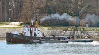 Schlepper ANTON vom Ostseedienst Wasserbau und Arbeitsboot LASSE am 28.02.2023 in Lübeck-Travemünde