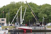 Segelyacht GRANDEZZA wird am 16.05.2020 mittels Kran beim Passat-Hafen in Lübeck-Travemünde ins Wasser gesetzt