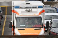 Rettungswagen an Bord einer Priwall-Fähre 04.08.2023 in Lübeck-Travemünde
