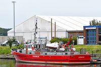 Feuerlöschboot SENATOR EMIL PETERS und Zoll-Fahrzeug BD8 1268 am 11.08.2023 bei der Feuerwache 4 in Lübeck-Schlutup