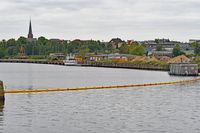 Oel-Sperre unweit Sinkstelle Barkasse DARURAKE im Wallhafen Lübeck 11.08.2023