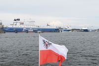 HANSA fährt am Skandinavienkai Lübeck-Travemünde vorbei, wo Schiffe der FINNLINES festgemacht haben. 27.08.2023