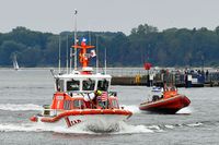 SAR-Boot ERICH KOSCHUBS und Polizeiboot HOOGE im Einsatz - 27.08.2023 in Lübeck-Travemünde